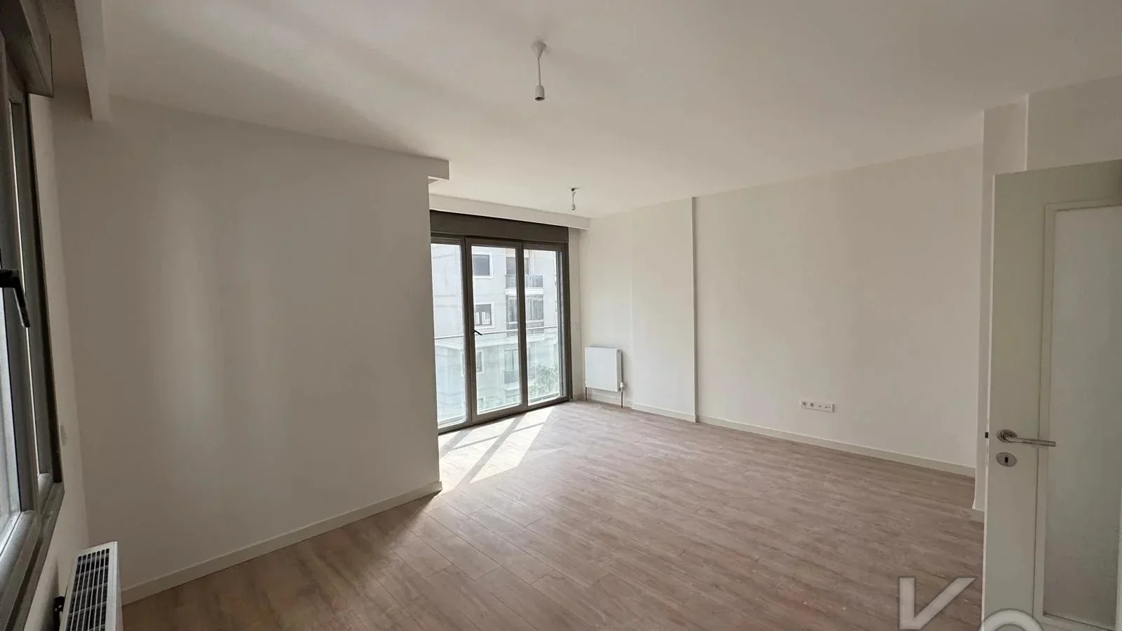 Laci̇vert Cadde Göztepe Özgürlük Parkina Yakin 2026 Yapimi Ebeveynli̇ Balkonlu 82m² Net 3+1