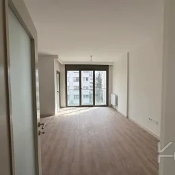 Laci̇vert Cadde Göztepe Özgürlük Parkina Yakin 2026 Yapimi Ebeveynli̇ Balkonlu 82m² Net 3+1