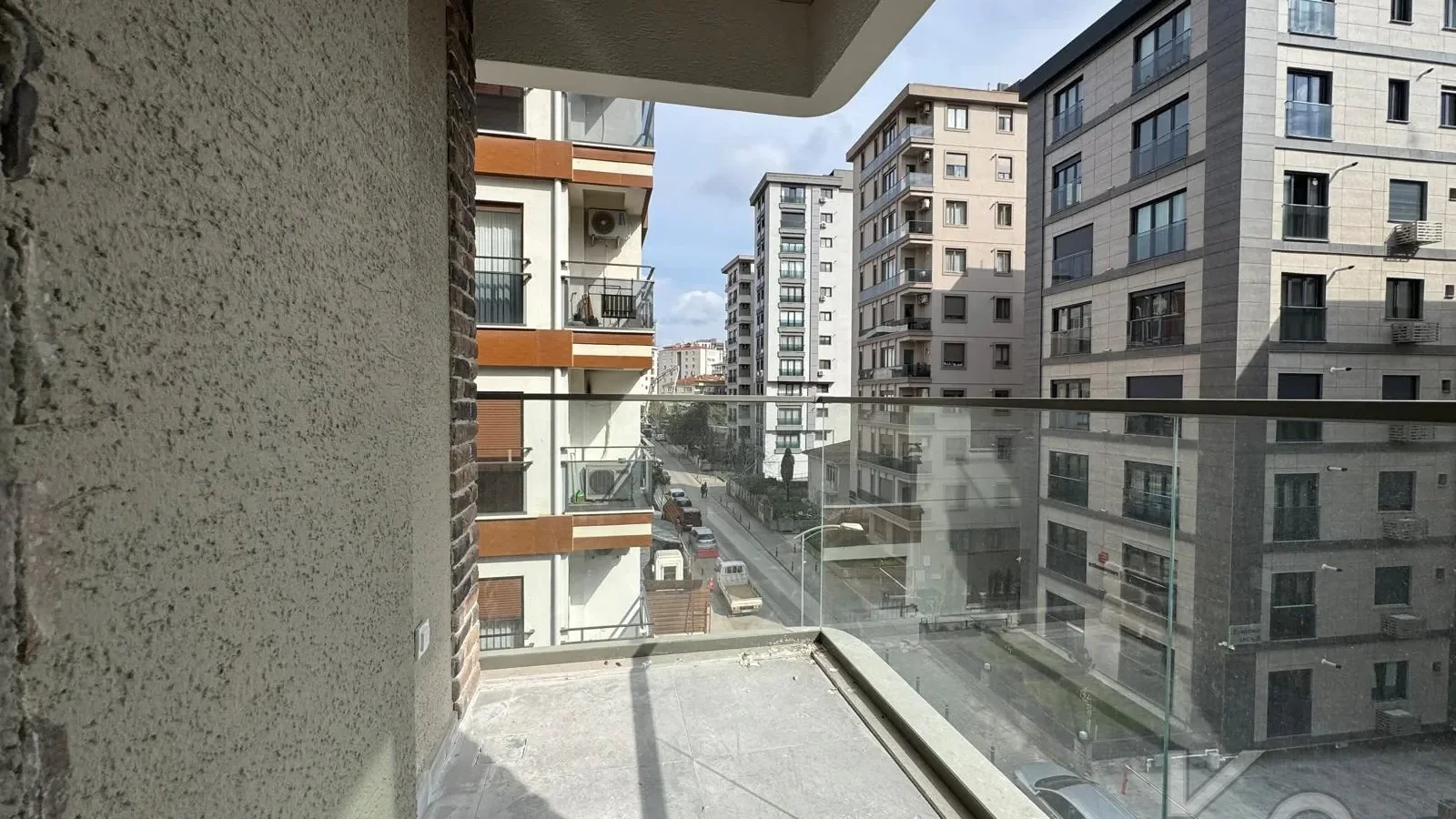 Laci̇vert Cadde Göztepe Özgürlük Parkina Yakin 2026 Yapimi Ebeveynli̇ Balkonlu 82m² Net 3+1
