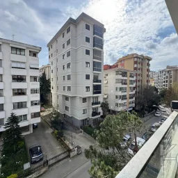 Laci̇vert Cadde Göztepe Özgürlük Parkina Yakin 2026 Yapimi Ebeveynli̇ Balkonlu 82m² Net 3+1