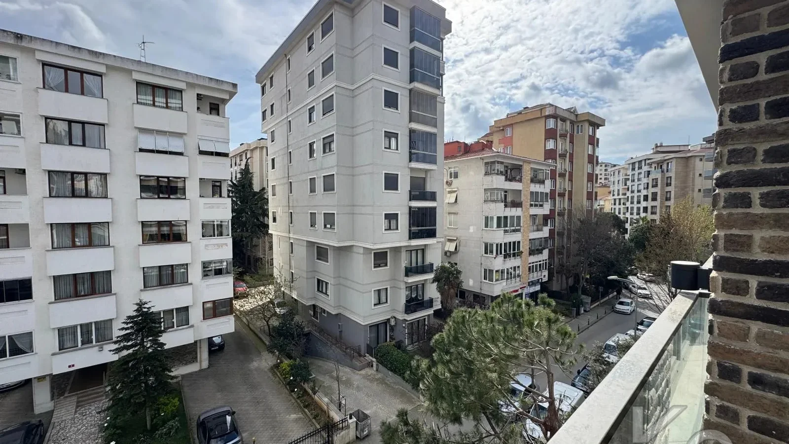 Laci̇vert Cadde Göztepe Özgürlük Parkina Yakin 2026 Yapimi Ebeveynli̇ Balkonlu 82m² Net 3+1