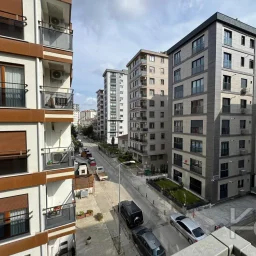 Laci̇vert Cadde Göztepe Özgürlük Parkina Yakin 2026 Yapimi Ebeveynli̇ Balkonlu 82m² Net 3+1