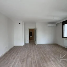 Laci̇vert Cadde Göztepe Özgürlük Parkina Yakin 2026 Yapimi Ebeveynli̇ Balkonlu 82m² Net 3+1
