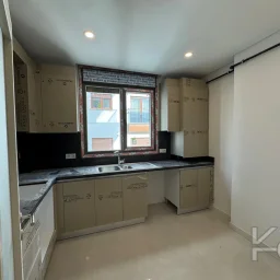 Laci̇vert Cadde Göztepe Özgürlük Parkina Yakin 2026 Yapimi Ebeveynli̇ Balkonlu 82m² Net 3+1
