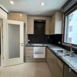 Laci̇vert Cadde Göztepe Özgürlük Parkina Yakin 2026 Yapimi Ebeveynli̇ Balkonlu 82m² Net 3+1