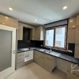 Laci̇vert Cadde Göztepe Özgürlük Parkina Yakin 2026 Yapimi Ebeveynli̇ Balkonlu 82m² Net 3+1