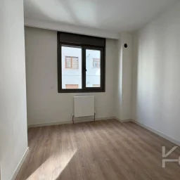 Laci̇vert Cadde Göztepe Özgürlük Parkina Yakin 2026 Yapimi Ebeveynli̇ Balkonlu 82m² Net 3+1