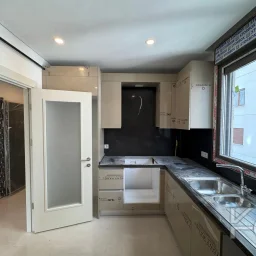 Laci̇vert Cadde Göztepe Özgürlük Parkina Yakin 2026 Yapimi Ebeveynli̇ Balkonlu 82m² Net 3+1