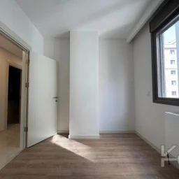 Laci̇vert Cadde Göztepe Özgürlük Parkina Yakin 2026 Yapimi Ebeveynli̇ Balkonlu 82m² Net 3+1
