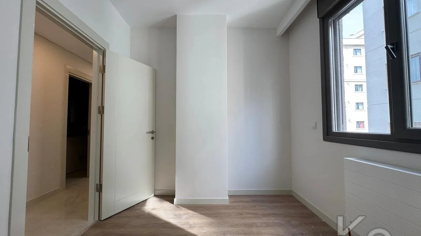 Laci̇vert Cadde Göztepe Özgürlük Parkina Yakin 2026 Yapimi Ebeveynli̇ Balkonlu 82m² Net 3+1