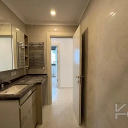 Laci̇vert Cadde Göztepe Özgürlük Parkina Yakin 2026 Yapimi Ebeveynli̇ Balkonlu 82m² Net 3+1
