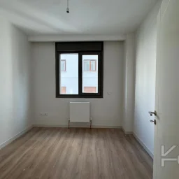 Laci̇vert Cadde Göztepe Özgürlük Parkina Yakin 2026 Yapimi Ebeveynli̇ Balkonlu 82m² Net 3+1