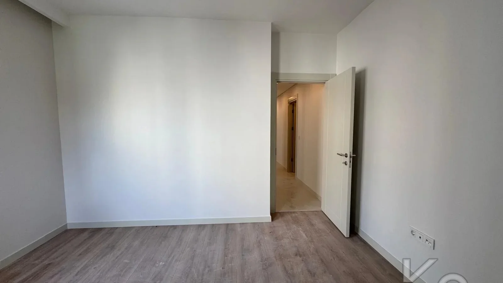 Laci̇vert Cadde Göztepe Özgürlük Parkina Yakin 2026 Yapimi Ebeveynli̇ Balkonlu 82m² Net 3+1