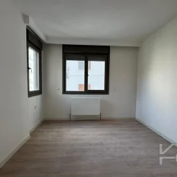 Laci̇vert Cadde Göztepe Özgürlük Parkina Yakin 2026 Yapimi Ebeveynli̇ Balkonlu 82m² Net 3+1