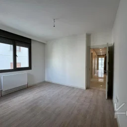 Laci̇vert Cadde Göztepe Özgürlük Parkina Yakin 2026 Yapimi Ebeveynli̇ Balkonlu 82m² Net 3+1