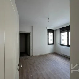 Laci̇vert Cadde Göztepe Özgürlük Parkina Yakin 2026 Yapimi Ebeveynli̇ Balkonlu 82m² Net 3+1