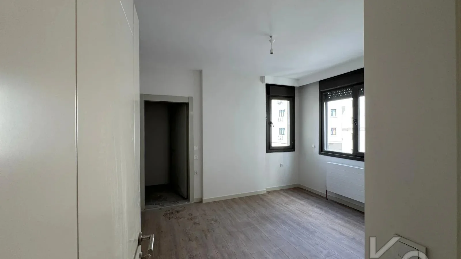 Laci̇vert Cadde Göztepe Özgürlük Parkina Yakin 2026 Yapimi Ebeveynli̇ Balkonlu 82m² Net 3+1