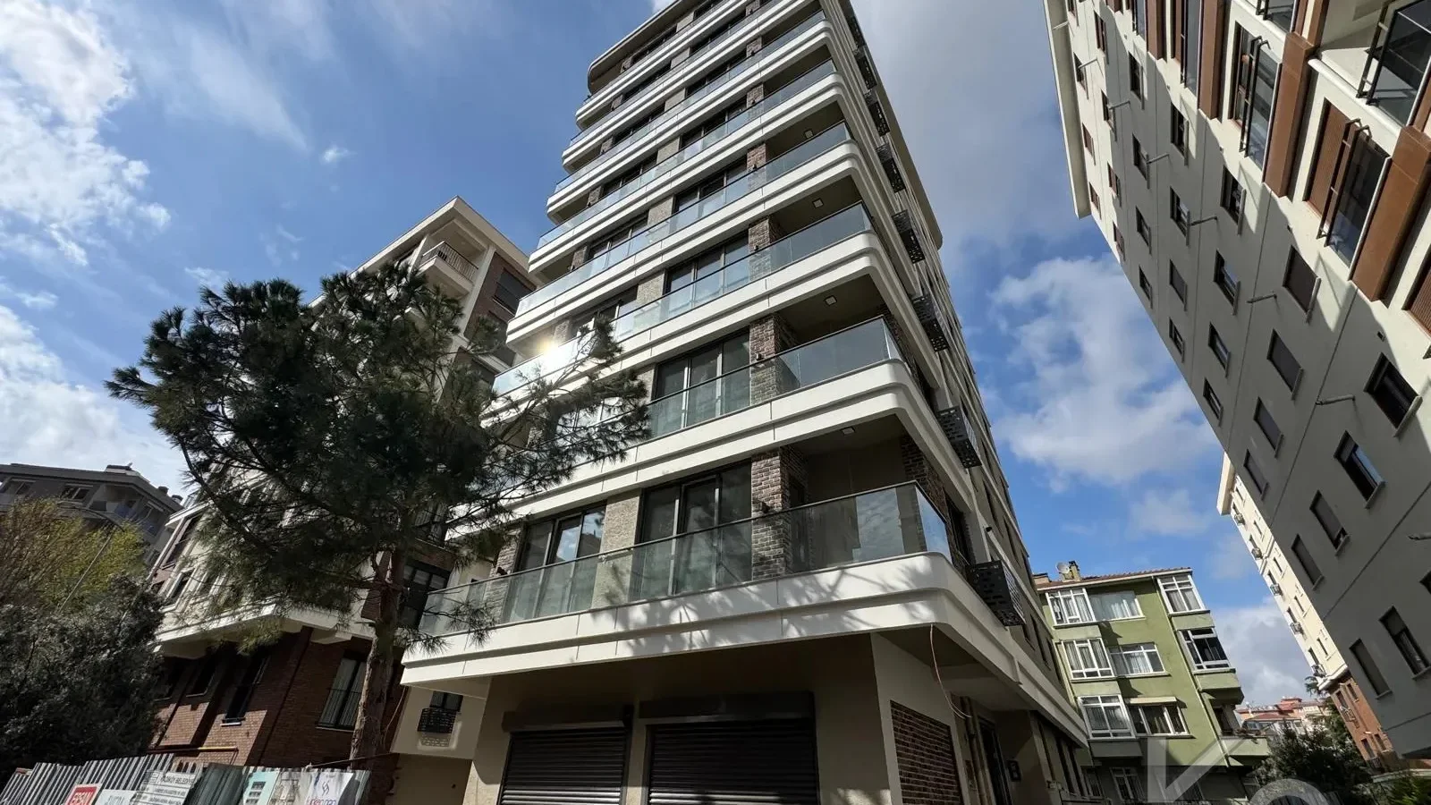 Laci̇vert Cadde Göztepe Özgürlük Parkina Yakin 2026 Yapimi Ebeveynli̇ Balkonlu 82m² Net 3+1