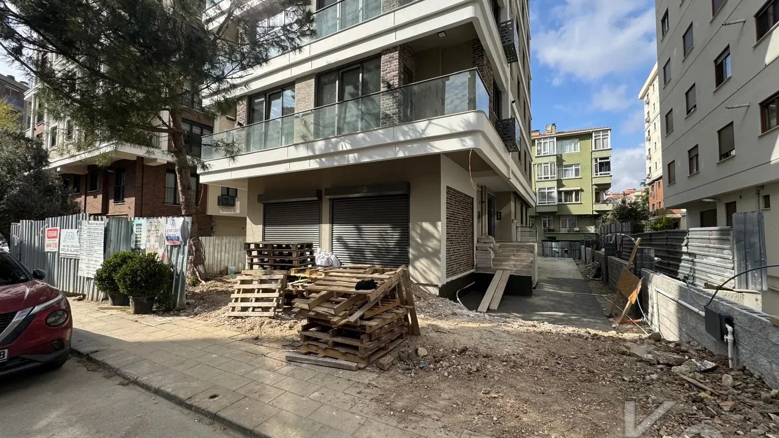 Laci̇vert Cadde Göztepe Özgürlük Parkina Yakin 2026 Yapimi Ebeveynli̇ Balkonlu 82m² Net 3+1