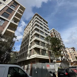 Laci̇vert Cadde Göztepe Özgürlük Parkina Yakin 2026 Yapimi Ebeveynli̇ Balkonlu 82m² Net 3+1
