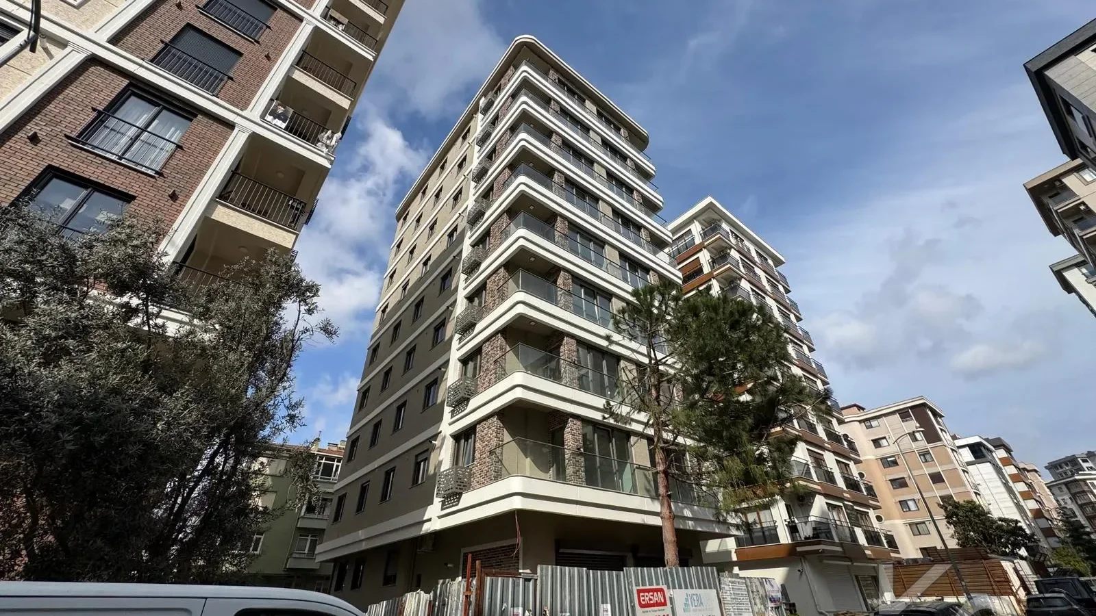 Laci̇vert Cadde Göztepe Özgürlük Parkina Yakin 2026 Yapimi Ebeveynli̇ Balkonlu 82m² Net 3+1