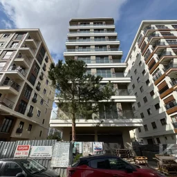 Laci̇vert Cadde Göztepe Özgürlük Parkina Yakin 2026 Yapimi Ebeveynli̇ Balkonlu 82m² Net 3+1