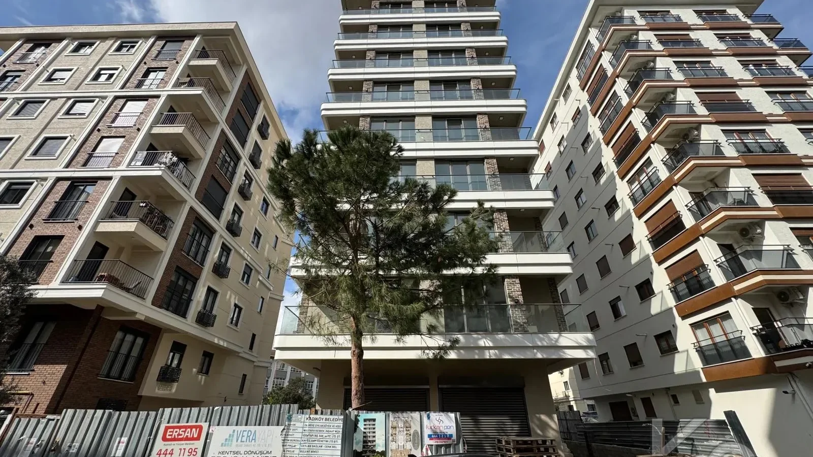 Laci̇vert Cadde Göztepe Özgürlük Parkina Yakin 2026 Yapimi Ebeveynli̇ Balkonlu 82m² Net 3+1
