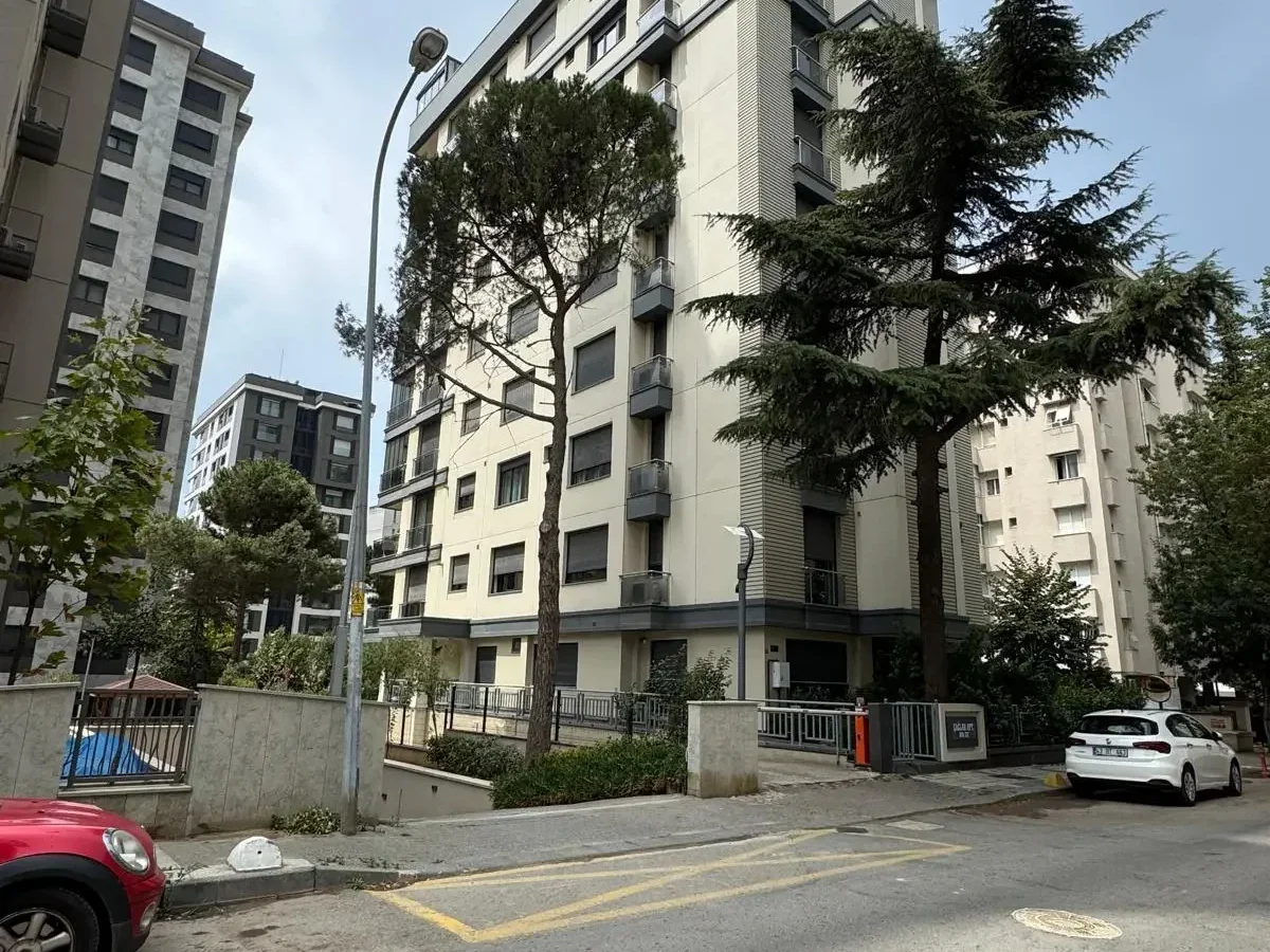 Laci̇vertcadde Suadi̇ye Bağdat Cad. Çok Yakin 5 Yillik 110m² Net