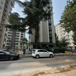 Laci̇vertcadde Suadi̇ye Bağdat Cad. Çok Yakin 5 Yillik 110m² Net