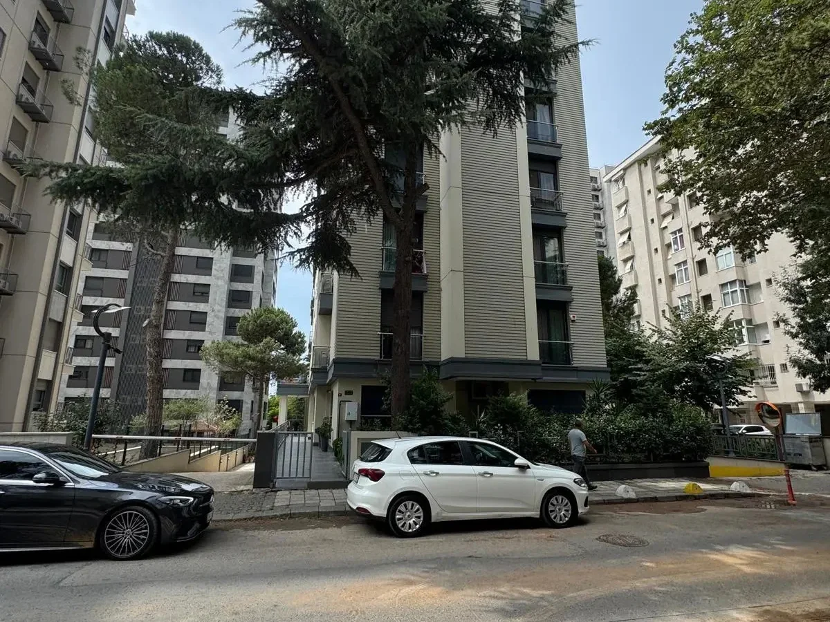 Laci̇vertcadde Suadi̇ye Bağdat Cad. Çok Yakin 5 Yillik 110m² Net