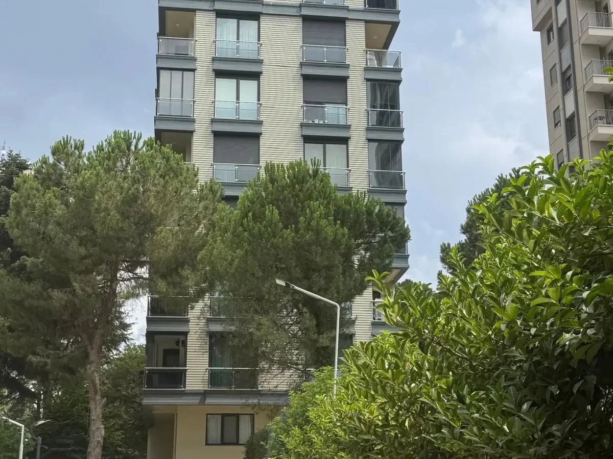 Laci̇vertcadde Suadi̇ye Bağdat Cad. Çok Yakin 5 Yillik 110m² Net