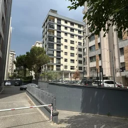 Laci̇vertcadde Suadi̇ye Bağdat Cad. Çok Yakin 5 Yillik 110m² Net