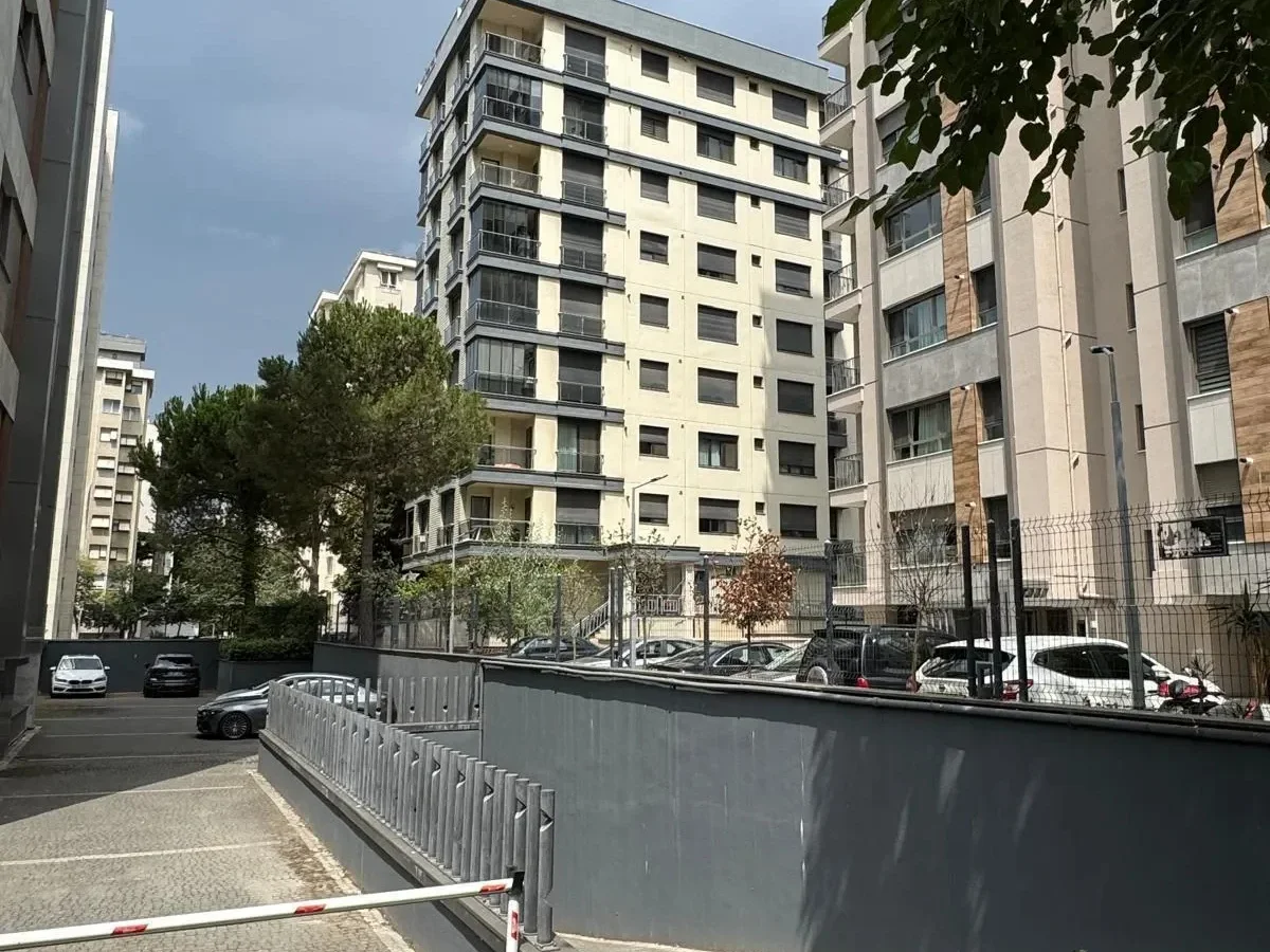 Laci̇vertcadde Suadi̇ye Bağdat Cad. Çok Yakin 5 Yillik 110m² Net