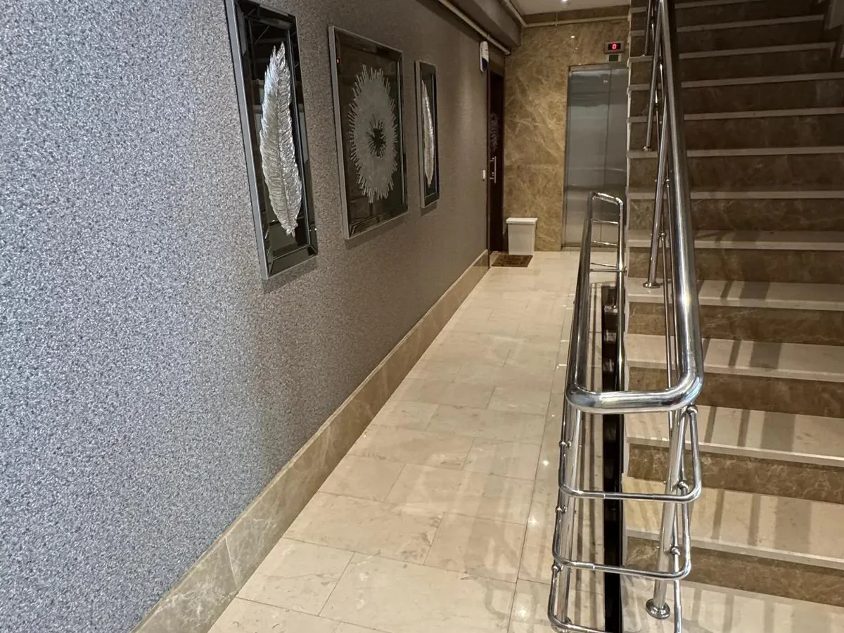 Laci̇vertcadde Suadi̇ye Bağdat Cad. Çok Yakin 5 Yillik 110m² Net