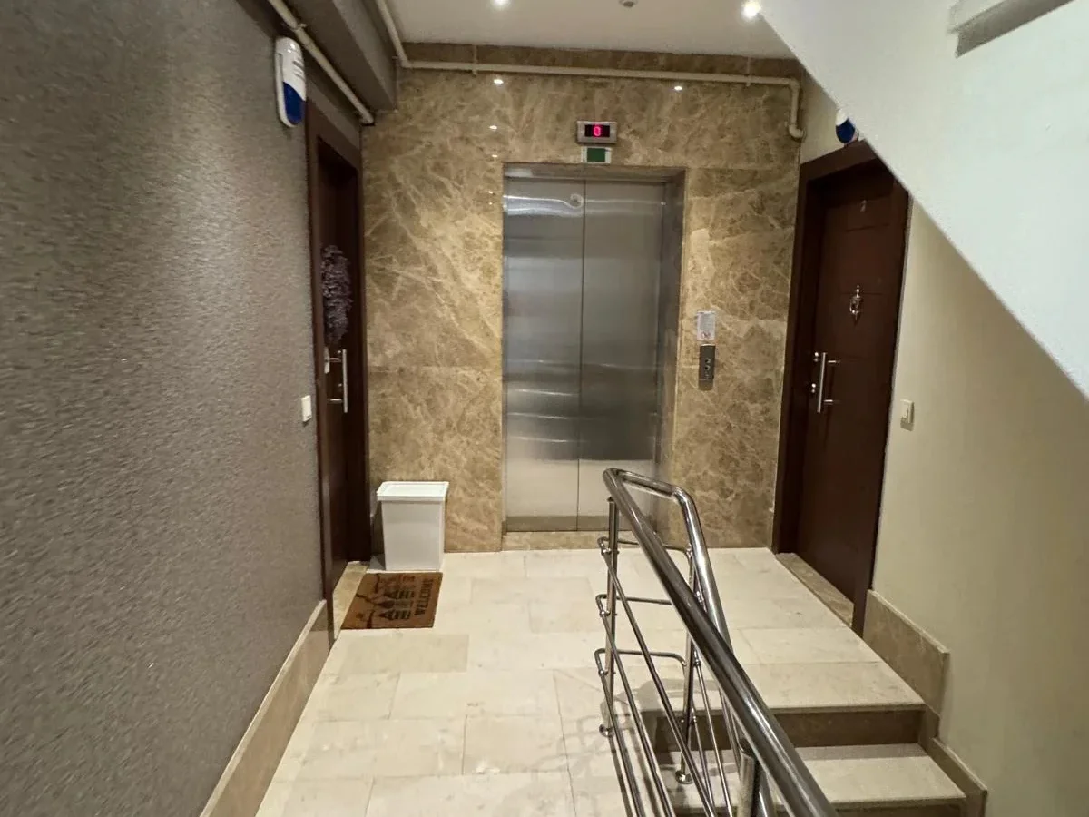 Laci̇vertcadde Suadi̇ye Bağdat Cad. Çok Yakin 5 Yillik 110m² Net