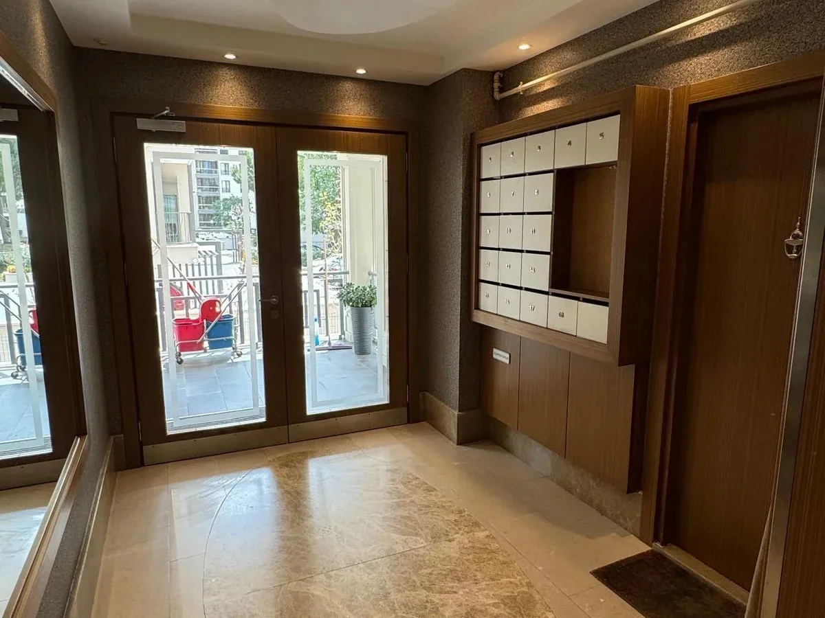 Laci̇vertcadde Suadi̇ye Bağdat Cad. Çok Yakin 5 Yillik 110m² Net