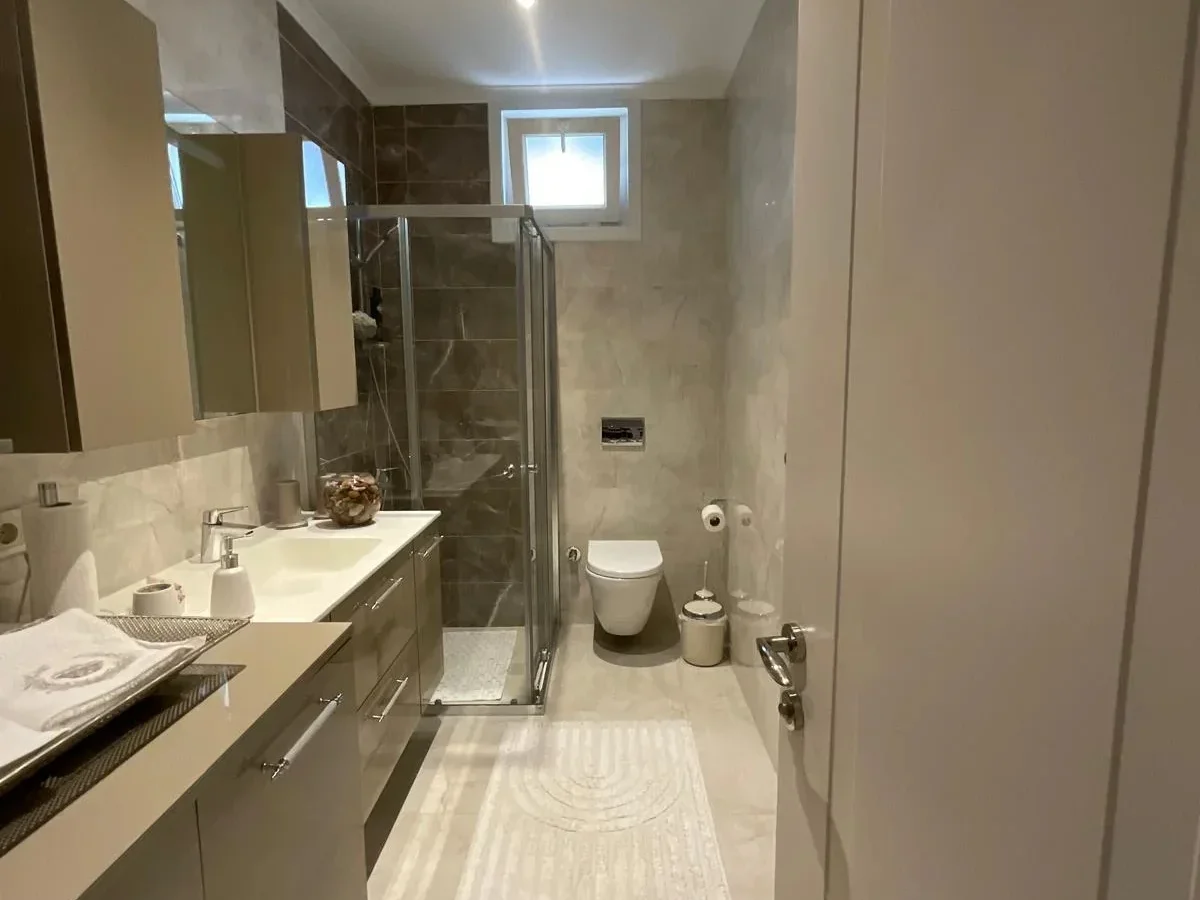 Laci̇vertcadde Suadi̇ye Bağdat Cad. Çok Yakin 5 Yillik 110m² Net