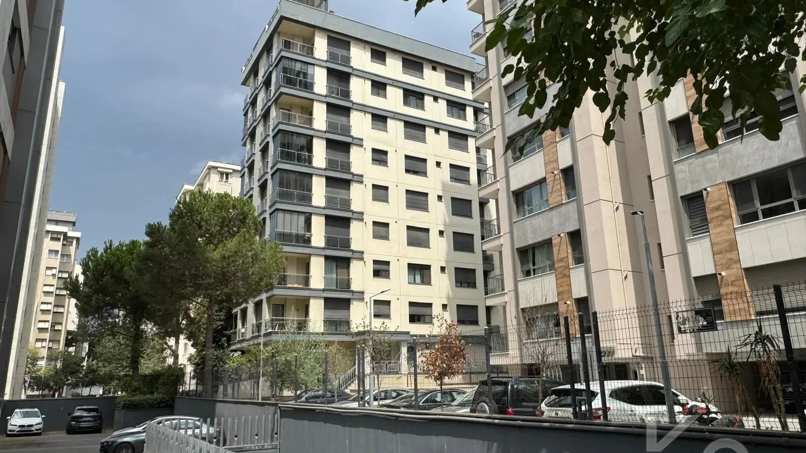 Laci̇vertcadde Suadi̇ye Bağdat Cad. Çok Yakin 5 Yillik 110m² Net