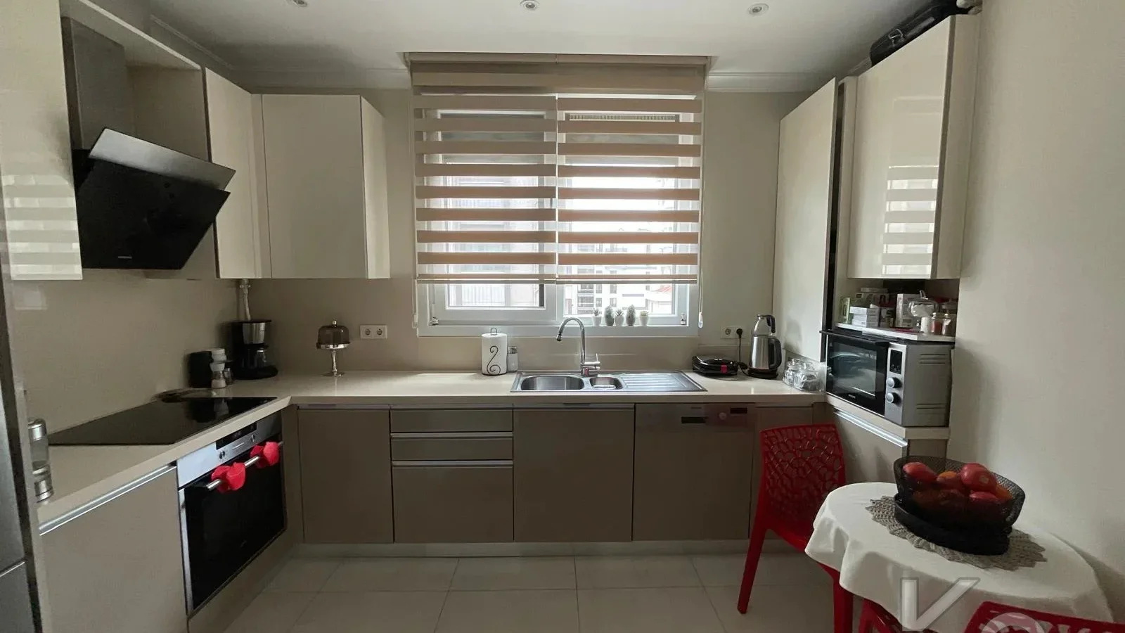 Laci̇vertcadde Suadi̇ye Bağdat Cad. Çok Yakin 5 Yillik 110m² Net