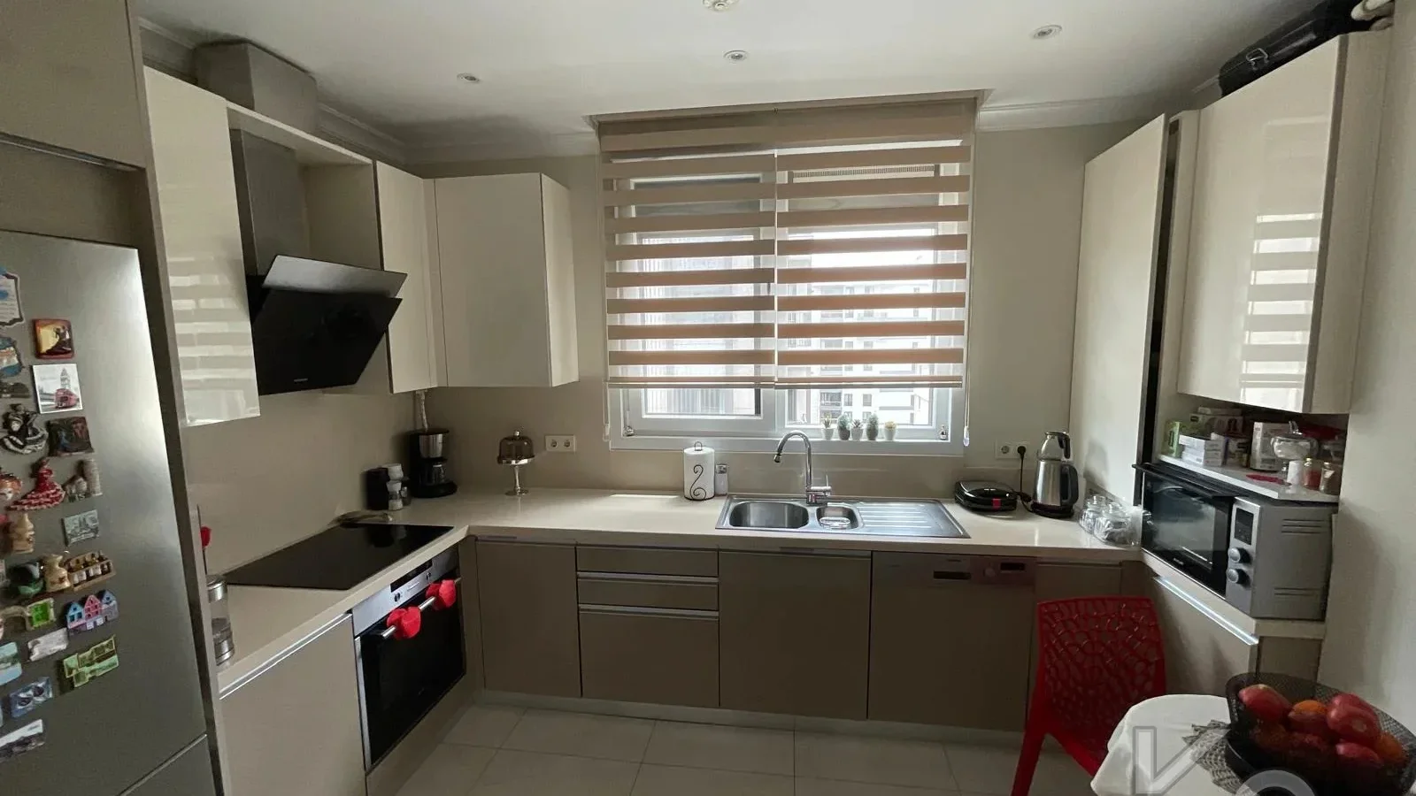 Laci̇vertcadde Suadi̇ye Bağdat Cad. Çok Yakin 5 Yillik 110m² Net