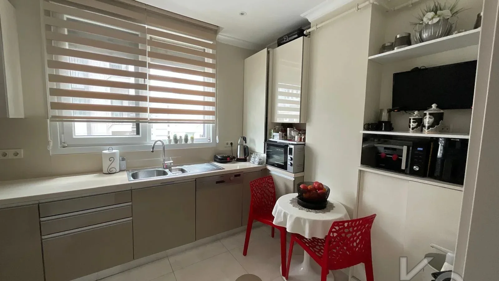 Laci̇vertcadde Suadi̇ye Bağdat Cad. Çok Yakin 5 Yillik 110m² Net