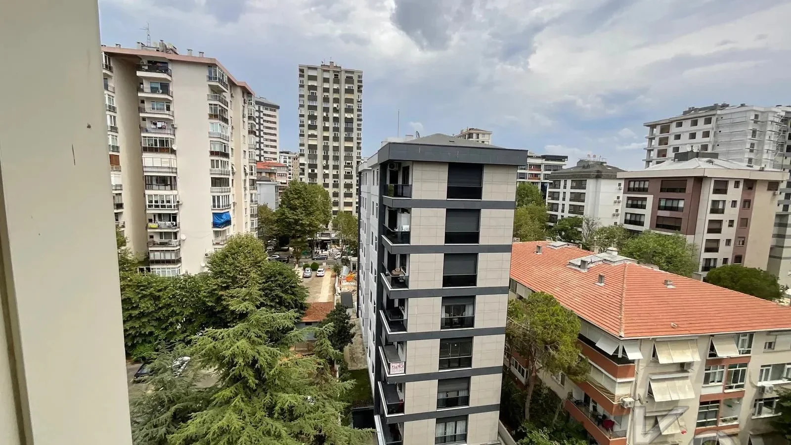 Laci̇vertcadde Suadi̇ye Bağdat Cad. Çok Yakin 5 Yillik 110m² Net