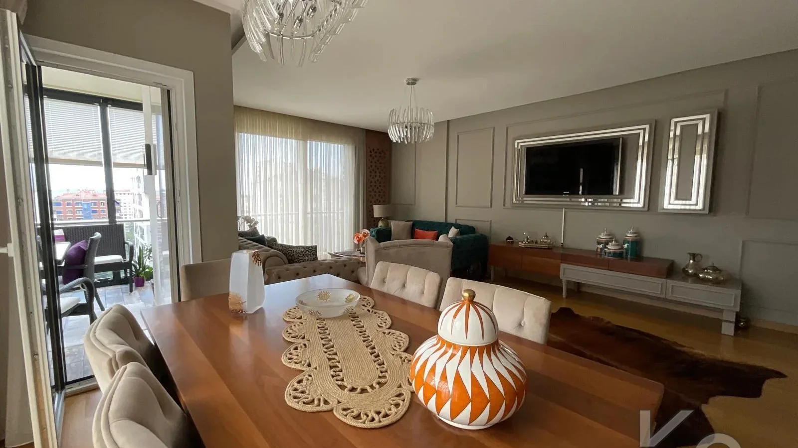 Laci̇vertcadde Suadi̇ye Bağdat Cad. Çok Yakin 5 Yillik 110m² Net