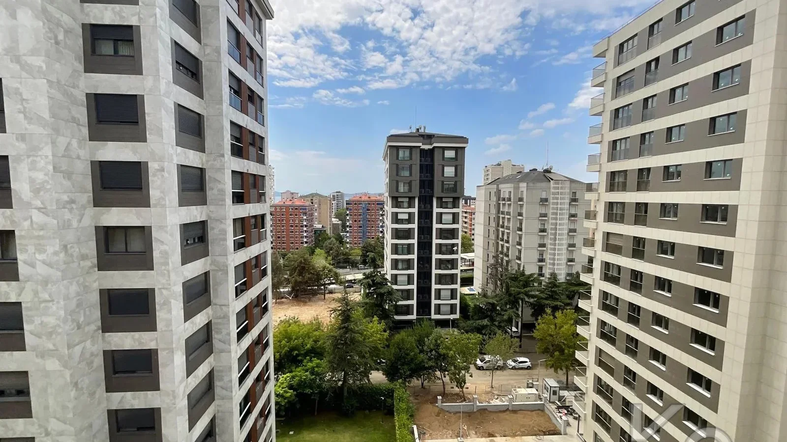 Laci̇vertcadde Suadi̇ye Bağdat Cad. Çok Yakin 5 Yillik 110m² Net