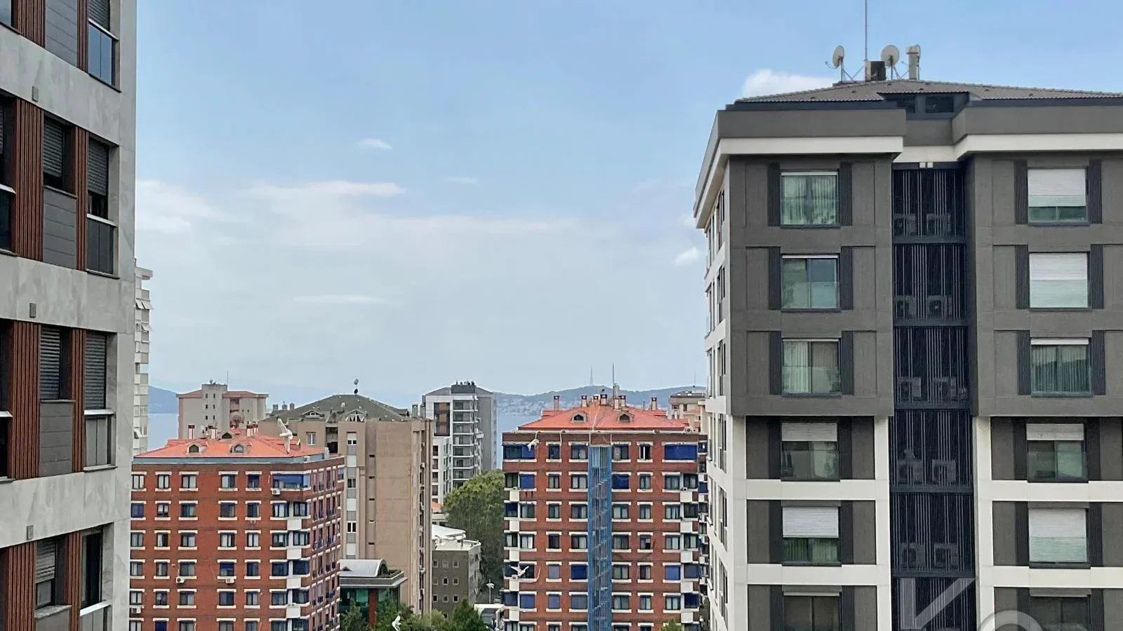 Laci̇vertcadde Suadi̇ye Bağdat Cad. Çok Yakin 5 Yillik 110m² Net