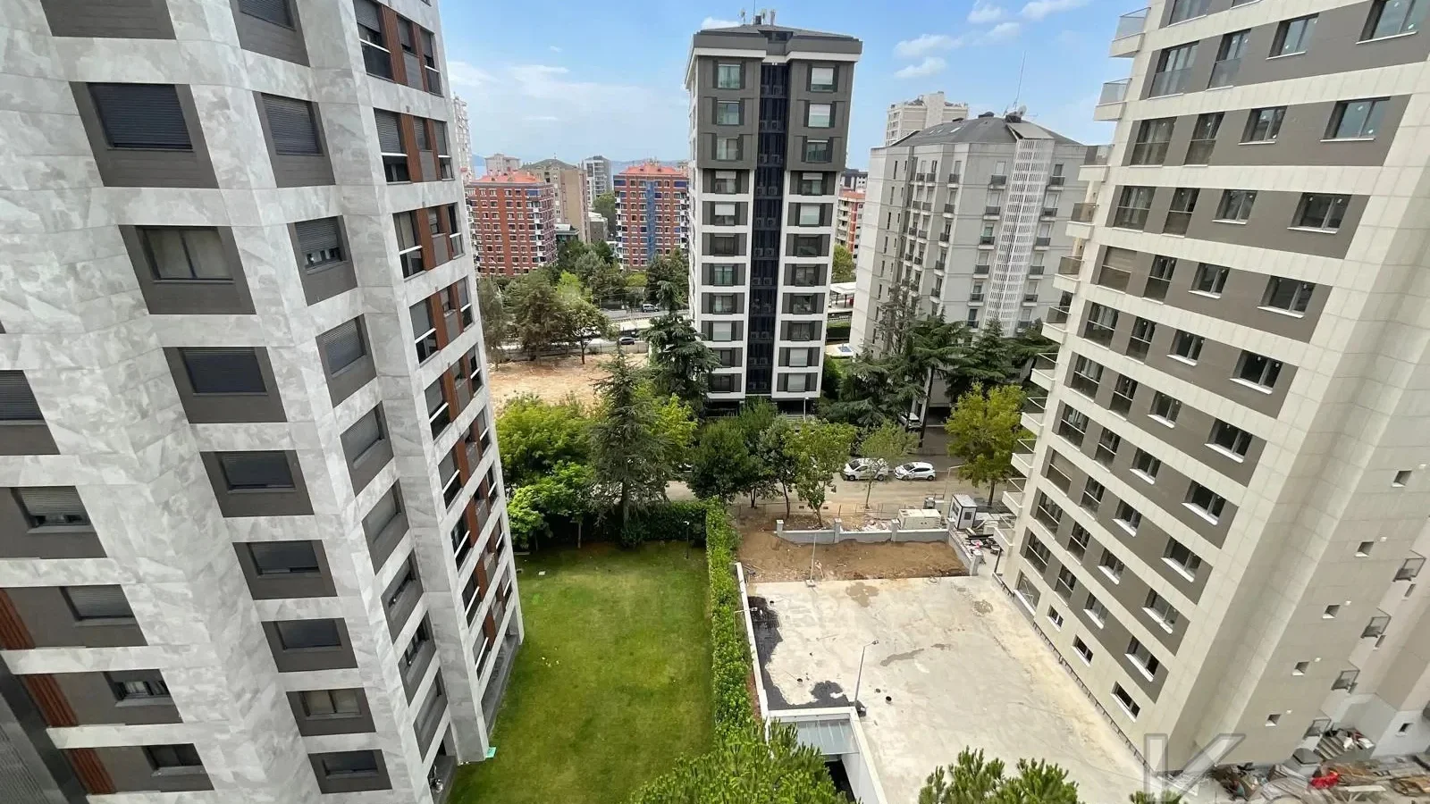 Laci̇vertcadde Suadi̇ye Bağdat Cad. Çok Yakin 5 Yillik 110m² Net