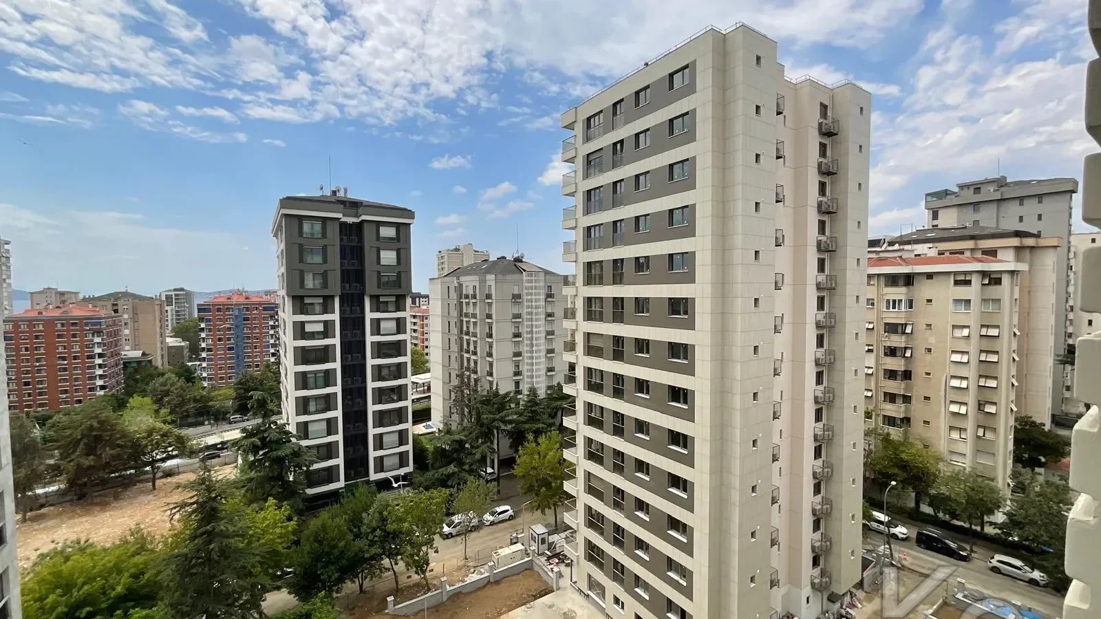 Laci̇vertcadde Suadi̇ye Bağdat Cad. Çok Yakin 5 Yillik 110m² Net