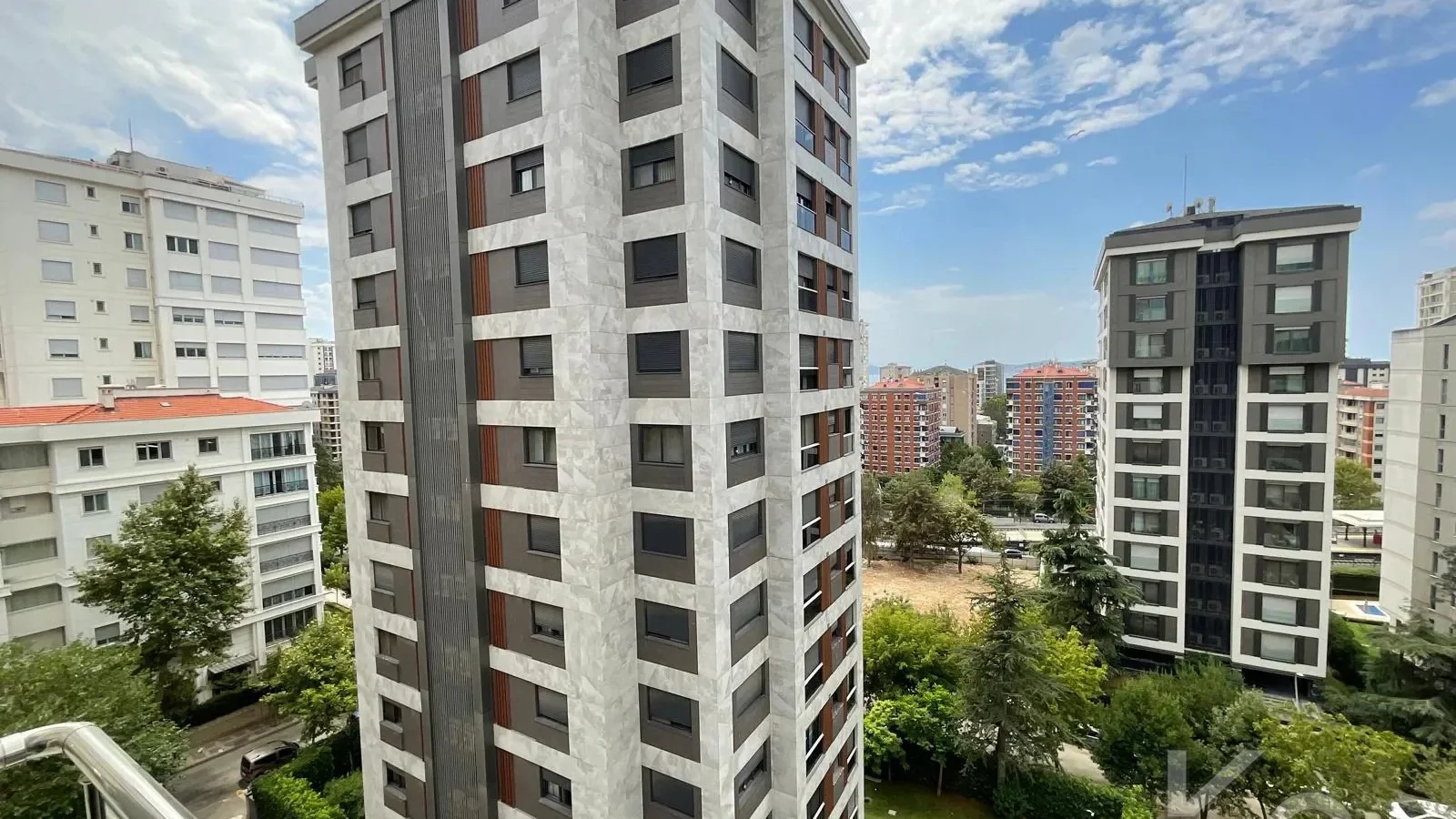 Laci̇vertcadde Suadi̇ye Bağdat Cad. Çok Yakin 5 Yillik 110m² Net