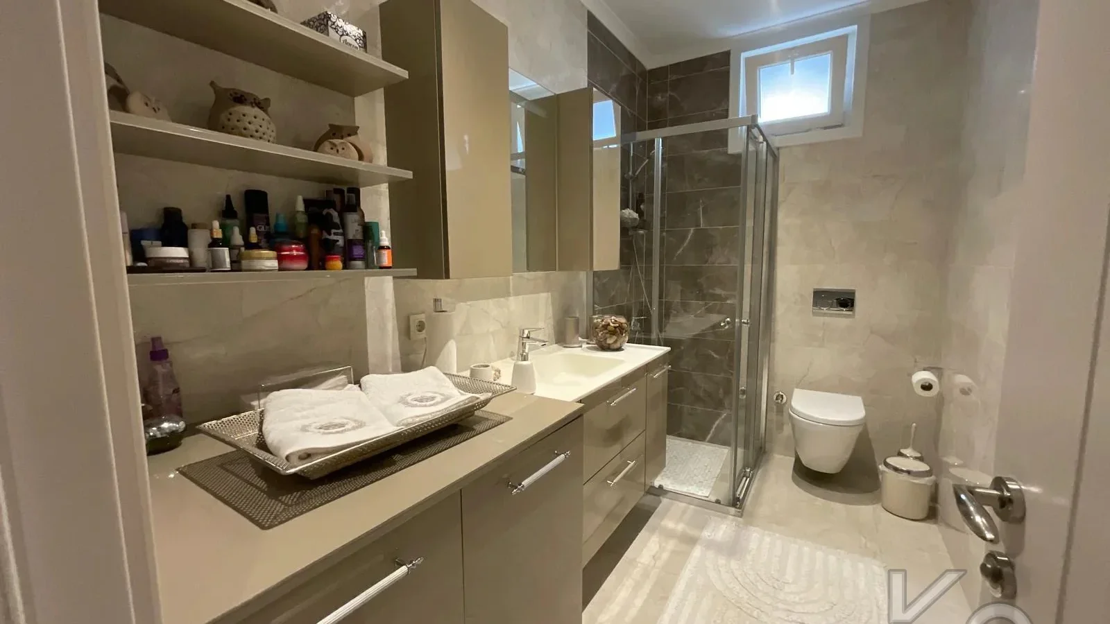 Laci̇vertcadde Suadi̇ye Bağdat Cad. Çok Yakin 5 Yillik 110m² Net