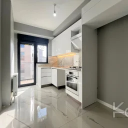 Laci̇vertcadde Bostanci'da 7/24 Güvenlikli Balkonlu Ebeveynli 75m² Net 2+1